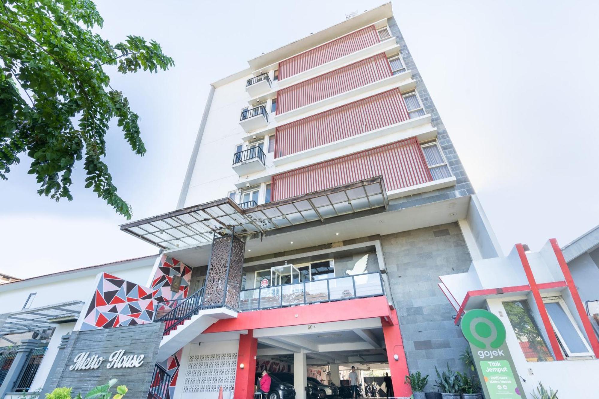Отель Super Oyo Flagship 91863 Metro House Сурабая Экстерьер фото